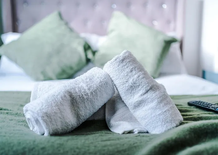 The Lyme Lounge By Parydise Properties - Spacious 3-Bed With Free Parking - Perfect For Business & Family