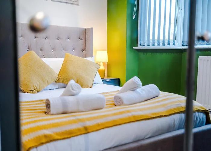 The Lyme Lounge By Parydise Properties - Spacious 3-Bed With Free Parking - Perfect For Business & Family