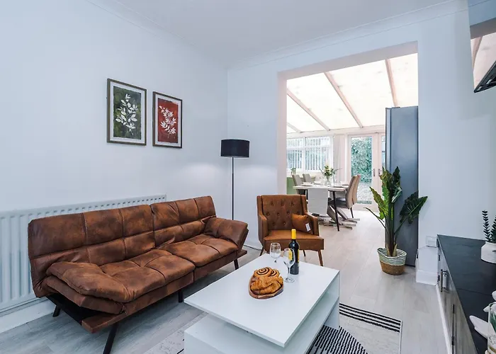 The Lyme Lounge By Parydise Properties - Spacious 3-Bed With Free Parking - Perfect For Business & Family