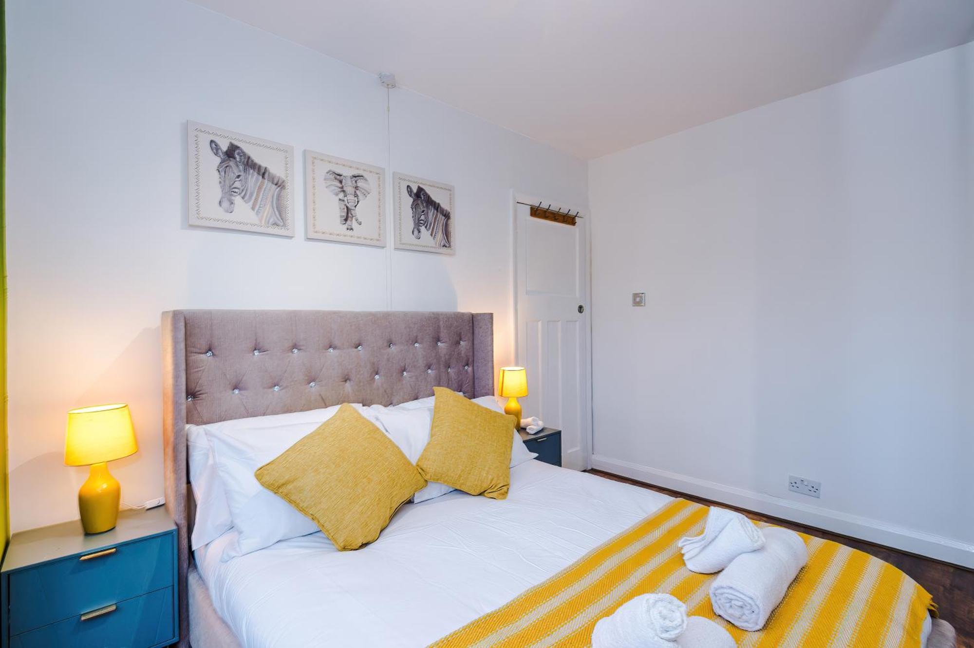 Апартаменты The Lyme Lounge By Parydise - Spacious 3-bed With Free Parking - Perfect For Business & Family Longport