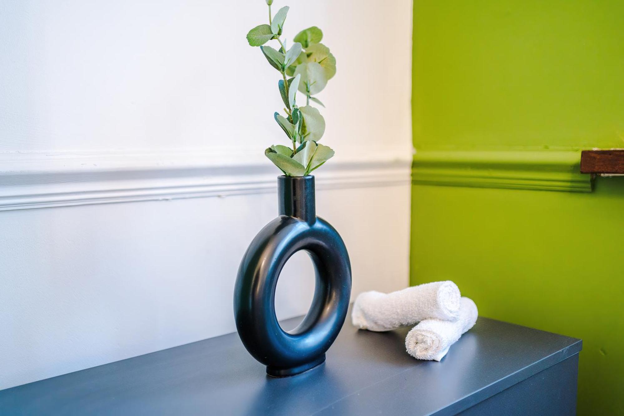 Апартаменты The Lyme Lounge By Parydise - Spacious 3-bed With Free Parking - Perfect For Business & Family *