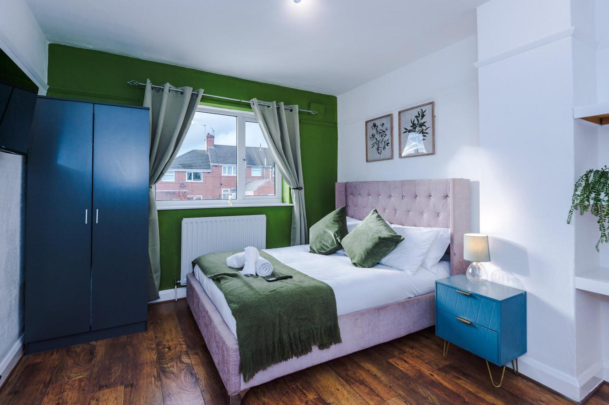 Апартаменты The Lyme Lounge By Parydise - Spacious 3-bed With Free Parking - Perfect For Business & Family
