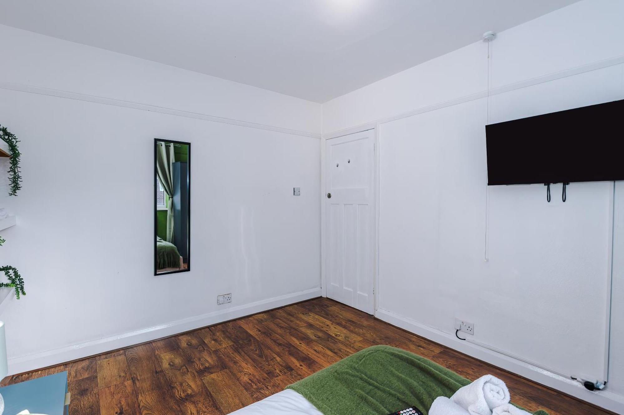 Апартаменты The Lyme Lounge By Parydise - Spacious 3-bed With Free Parking - Perfect For Business & Family Longport