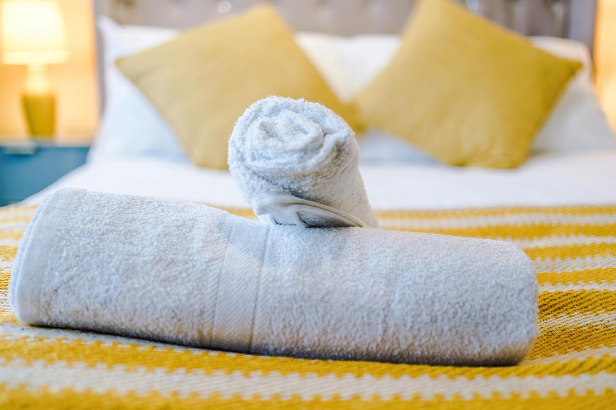 Апартаменты The Lyme Lounge By Parydise - Spacious 3-bed With Free Parking - Perfect For Business & Family