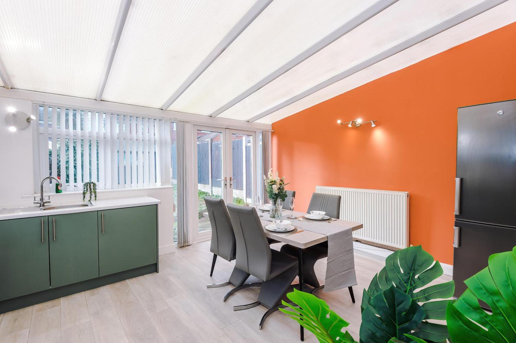 The Lyme Lounge By Parydise - Spacious 3-bed With Free Parking - Perfect For Business & Family