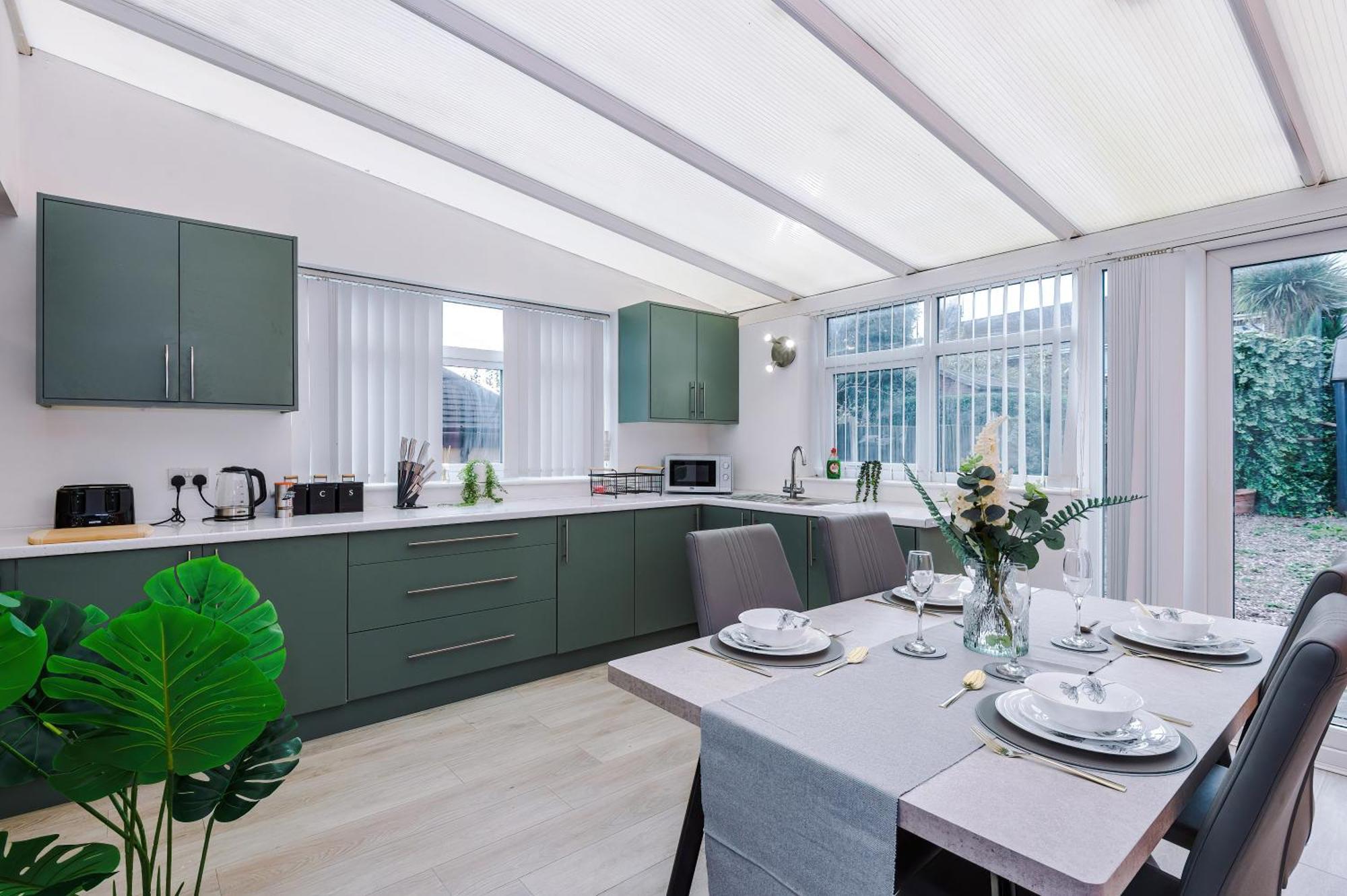 The Lyme Lounge By Parydise - Spacious 3-bed With Free Parking - Perfect For Business & Family Апартаменты *