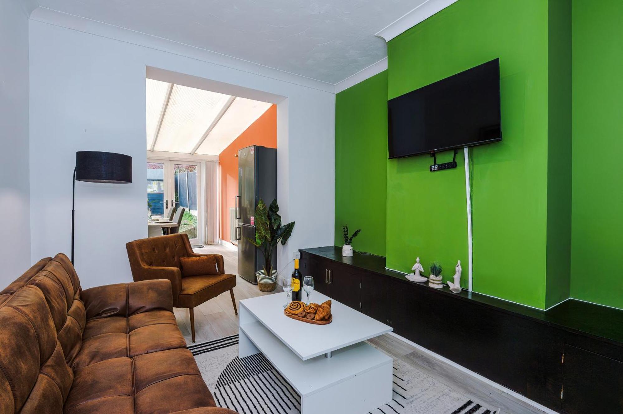 Апартаменты The Lyme Lounge By Parydise - Spacious 3-bed With Free Parking - Perfect For Business & Family *