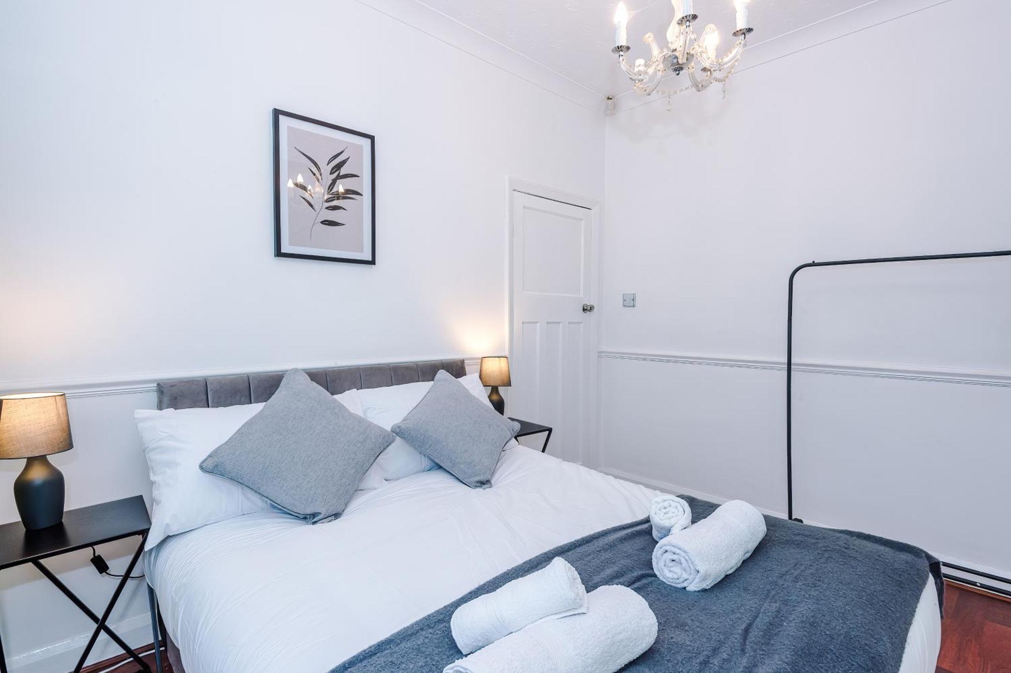 The Lyme Lounge By Parydise - Spacious 3-bed With Free Parking - Perfect For Business & Family *