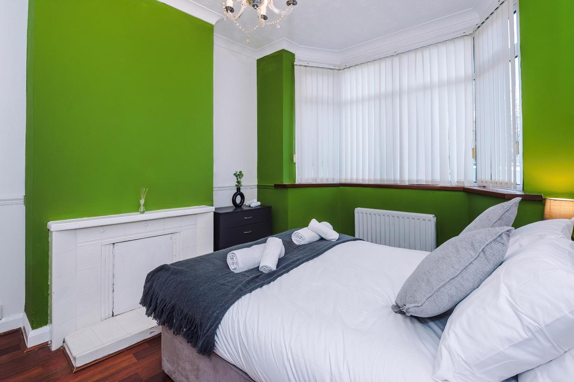Appartement The Lyme Lounge By Parydise - Spacious 3-bed With Free Parking - Perfect For Business & Family *